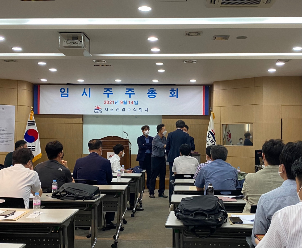 14일 오전 서울 중구 남창동 롯데손해보험빌딩 강당에서 열린 임시주주총회에서 사조산업 관계자가 소액주주연대 등과 검표 과정상 문제 등을 놓고 실랑이를 벌이고 있다. 신주희 기자