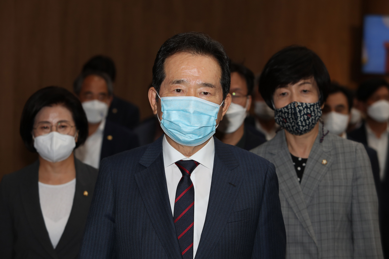 더불어민주당 대선 경선 후보인 정세균 전 국무총리가 13일 오후 국회 소통관에서 후보직 사퇴를 선언한 뒤 소통관을 나서고 있다. [이상섭 기자]