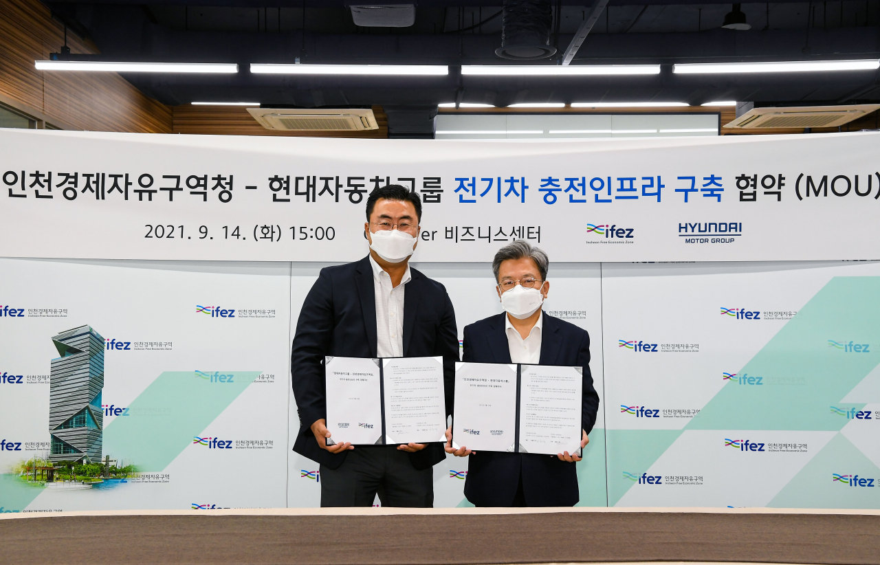 14일 인천 연수구 소재 인천경제자유구역청에서 열린 현대차그룹 및 인천경제자유구역청 간 업무협약식에서 현대차·기아 김흥수 상품본부장 겸 EV사업부장(왼쪽)과 인천경제자유구역청 이원재 청장이 기념사진을 촬영하고 있다. [현대차 제공]