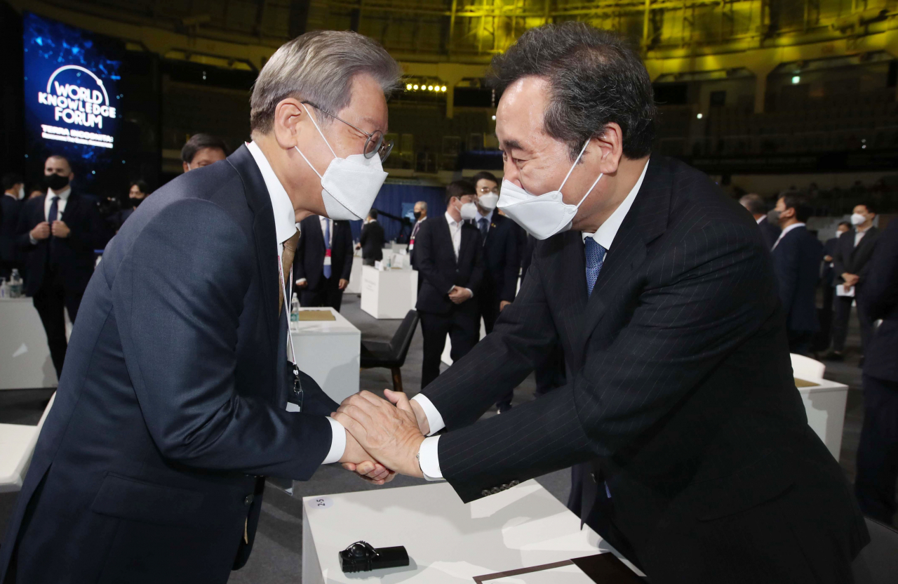 더불어민주당 대선후보인 이재명 경기지사(왼쪽)와 이낙연 전 민주당 대표. [연합]