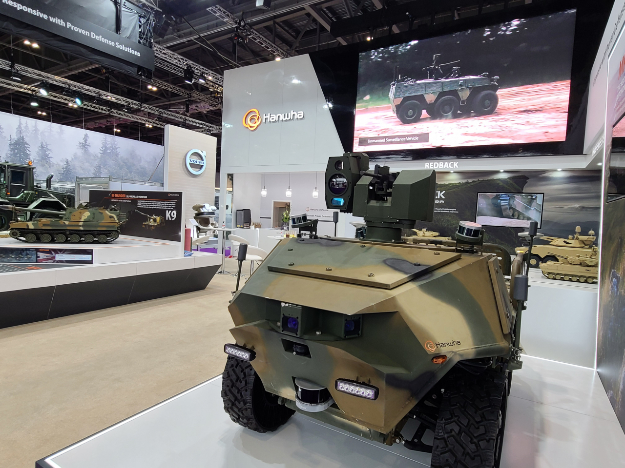 영국 런던 엑셀 전시장에서 열리는 국제 방산전시회 ‘DSEI(Defense and Security Equipment International)’ 내 한화 부스에 한디펜스의 다목적무인차량이 전시돼 있다.[한화디펜스 제공]