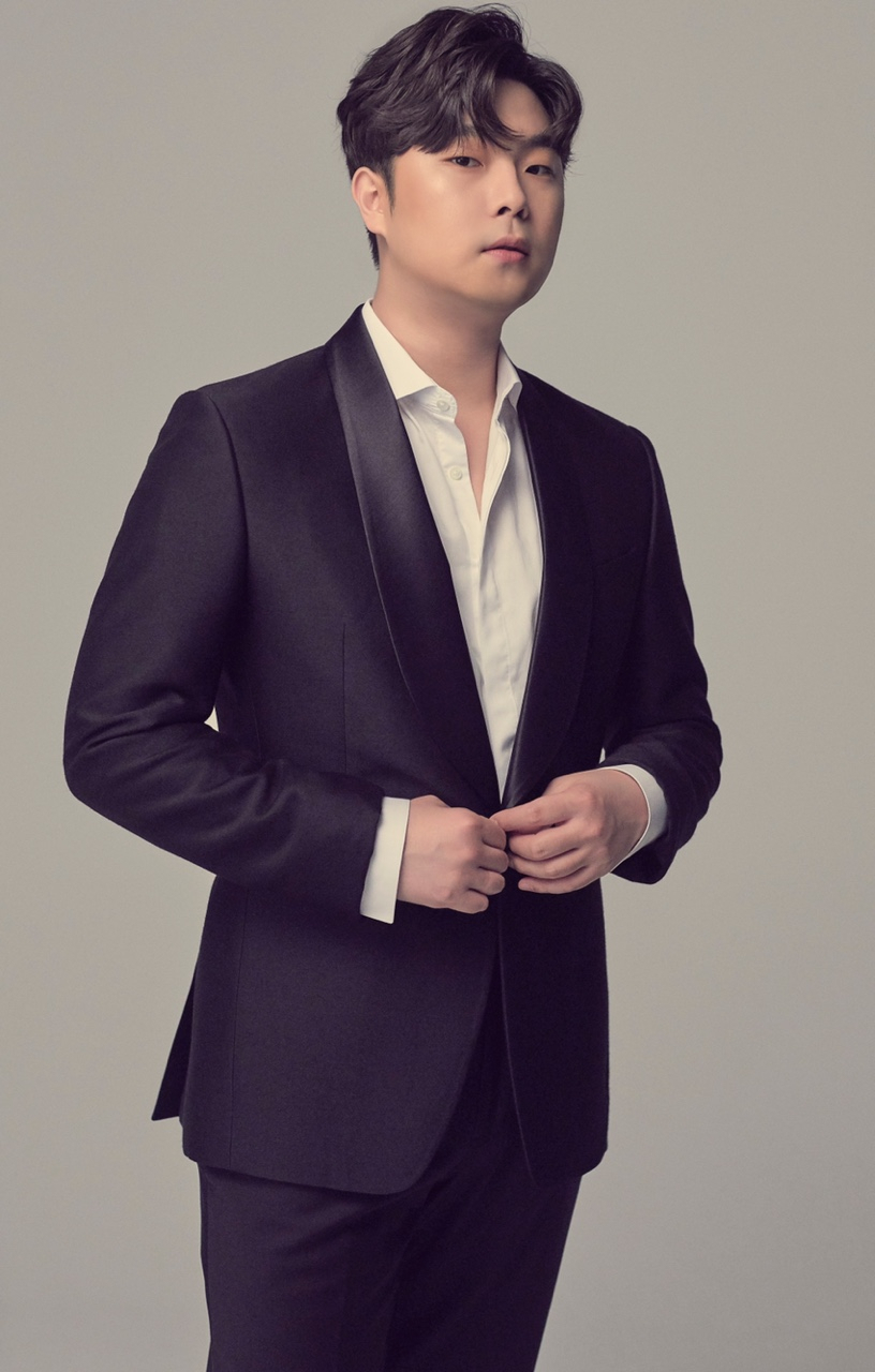 소리꾼 고영열로, ‘팬텀싱어3’ 이후엔 라비던스로, 다양한 협업으로 그 어느 때보다 바쁜 날들을 보내고 있는 고영열은 요즘 새 앨범 준비에 한창이다. ‘초월’을 타이틀로 잡아 선보이는 정규 2집 앨범엔 다양한 장르를 넘나든 그의 자작곡으로 채웠다. ‘고영열 장르’라고 해도 될 만한 앨범으로, 그는 “오롯이 주제에 맞는 색깔을 만드는 데에 집중”했다고 말했다. [헬로아티스트 제공]