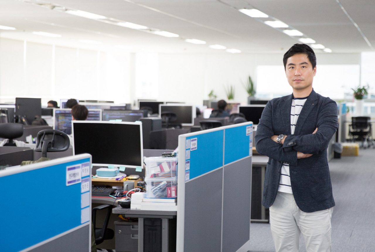 한지형 오노토머스에이투지 대표가 오는 2027년 상용 무인 자율주행차를 생산한다는 로드맵을 공개했다. [a2z 제공]
