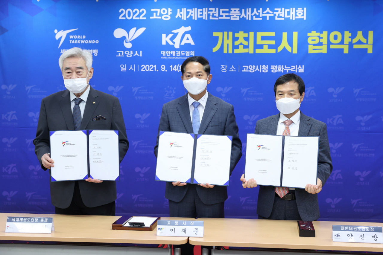 ‘2022 고양 세계태권도품새선수권대회 개최도시 협약식’ (왼쪽부터) 조정원 세계태권도연맹 총재, 이재준 고양시장, 양진방 대한태권도협회 회장. [고양시]