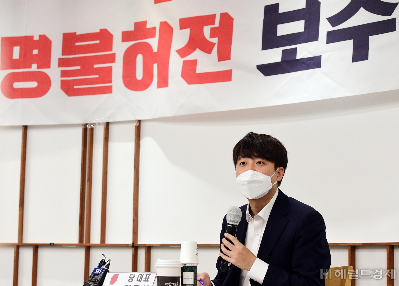[사진=국회사진기자단] [헤럴드경제=이상섭 기자] 이준석 국민의힘 대표가 15일 서울 여의도 한 카페에서 열린 국민의힘 초선의원 공부모임 '명불허전 보수다 시즌5'에서 강연을 하고 있다.