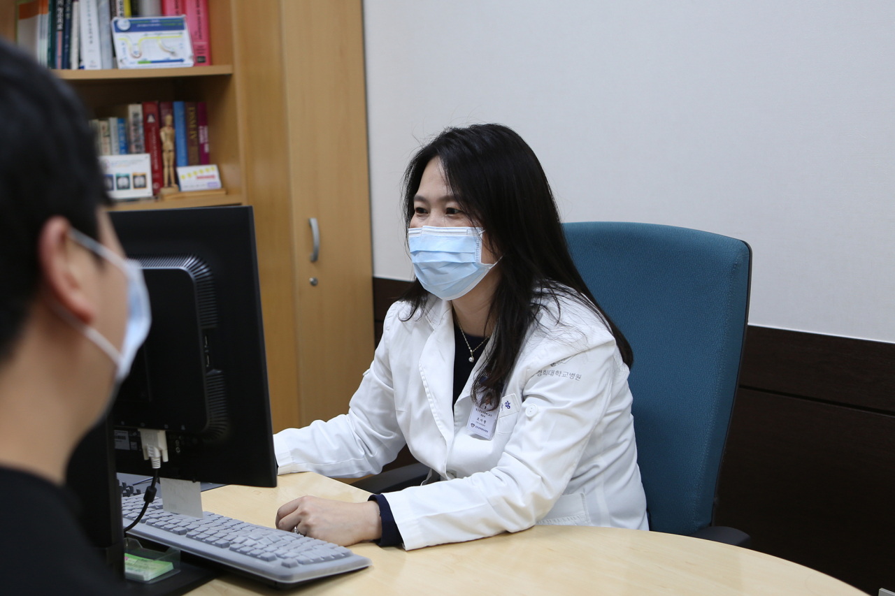 치료는 아동의 상태에 맞는 양육 방향을 제시하는 부모교육, 사회기술 훈련이나 학습 치료와 같은 인지-행동적 치료, 약물치료의 3가지가 상호보완적으로 필요합니다. 짧은 시간 동안 할 수 있는 사소하고 작은 목표들을 아이가 해냈을 때 함께 기뻐하고 도달하지 못했을 때는 안타까워하며 다음을 기약하는 부모의 태도가 도움이 됩니다.
