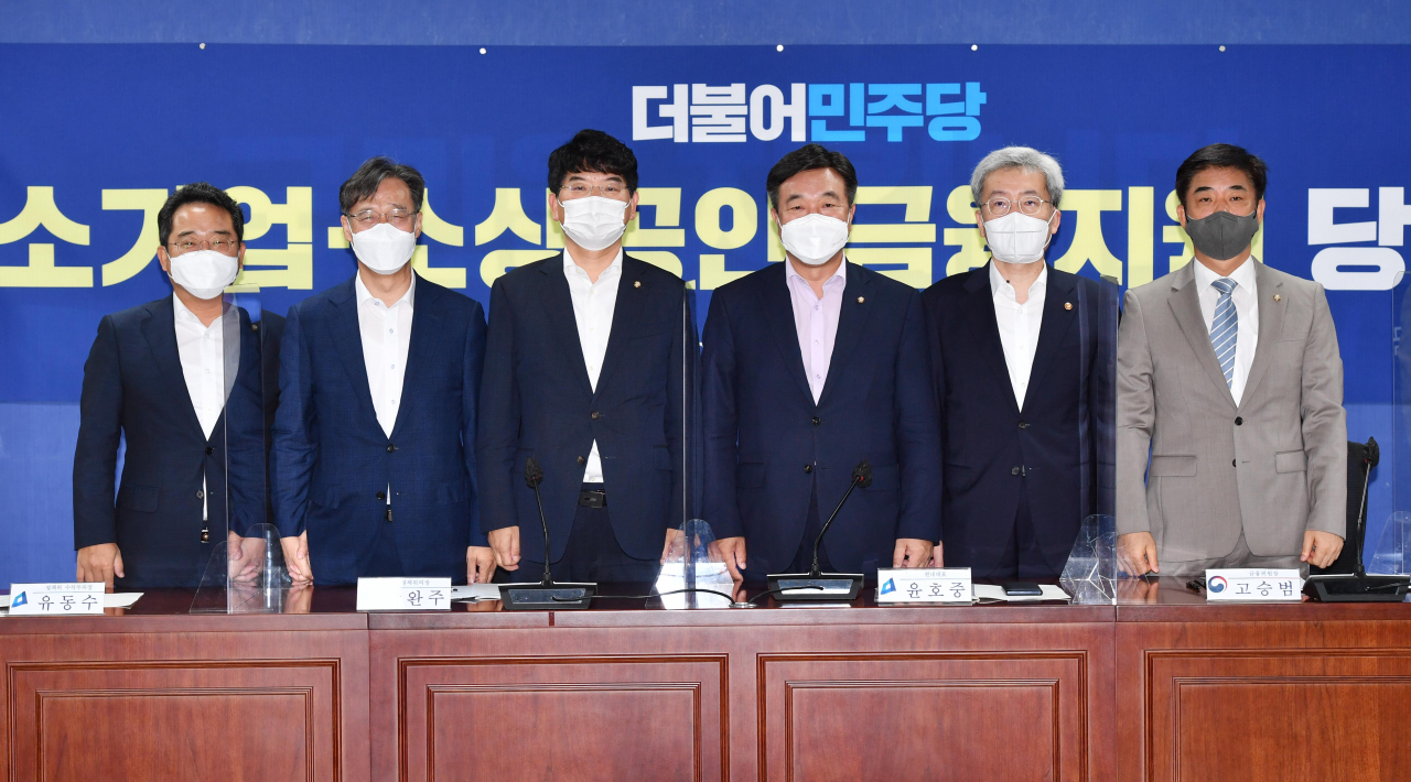 더불어민주당 민병덕(왼쪽부터) 의원, 유동수 정책위 수석부의장, 박완주 정책위의장, 윤호중 원내대표, 고승범 금융위원장, 김병욱 정무위 간사가 15일 서울 여의도 국회 의원회관에서 열린 더불어민주당 중소기업·소상공인 금융지원 당정협의에서 기념촬영을 하고 있다. 연합뉴스