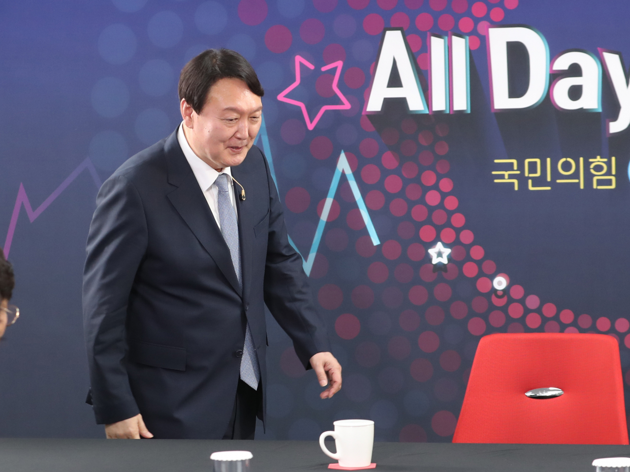 윤석열 국민의힘 대선 경선 예비후보가 12일 서울 영등포구 중앙당사에서 경선 예비후보 12명을 대상으로 진행된 유튜브 라이브방송 ‘올데이 라방’에 출연하고 있다. [연합]