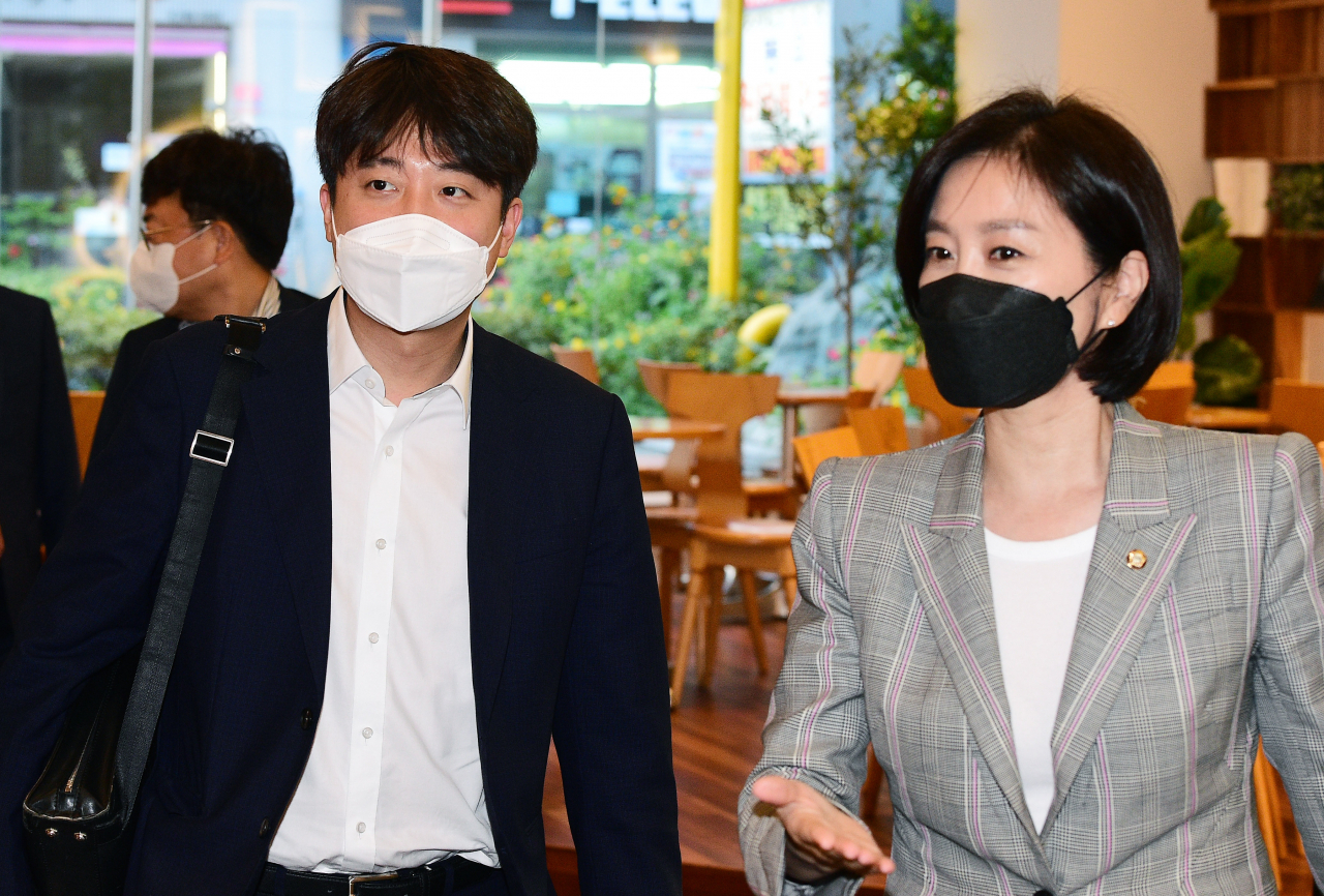 국민의힘 이준석 대표가 서울 여의도 한 카페에서 열린 국민의힘 초선의원 공부모임 '명불허전 보수다 시즌5'에 강연자로 참석하고 있다. 오른쪽은 허은아 의원. [연합]