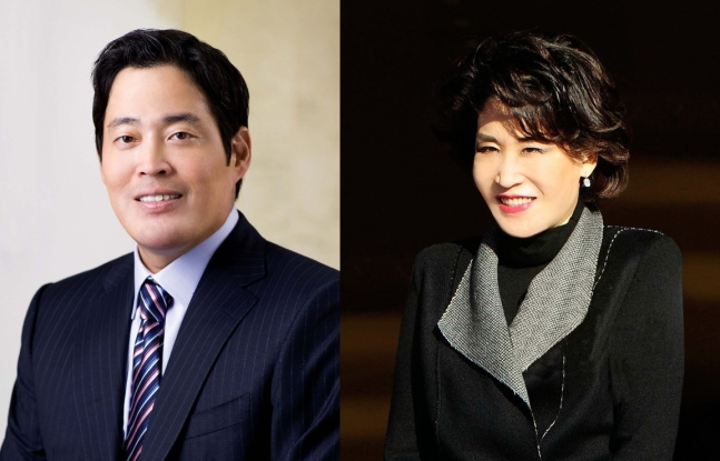 정용진 신세계그룹 부회장(왼쪽)과 정유경 신세계그룹 백화점부문 총괄사장. [신세계그룹 제공]