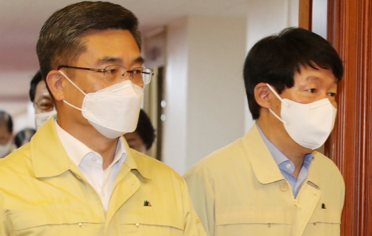 고용노동부와 IT업계가 하반기 일자리 확대에 대해 공감대를 형성했다. 특히 넥슨은 2022년까지 1000명 이상을 신입 사원으로 채용키로 했다. 안경덕 고용노동부 장관과 국내 주요 IT 업체 대표들은 15일 서울 중구 프레지던트 호텔에서 주요 IT 기업 CEO 회의에서 만나 이같이 합의했다. 사진은 전날 오전 서울 종로구 정부서울청사에서 열린 국무회의에 참석하고 있는 안경덕(오른쪽) 고용노동부 장관과 서욱 국방부 장관. [연합]