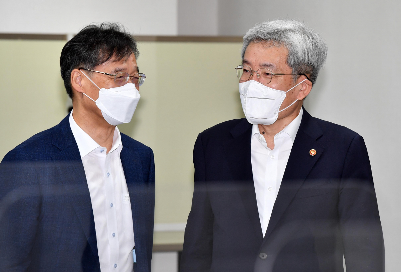 고승범 금융위원장(오른쪽)과 유동수 더불어민주당 정책위 수석부의장이 15일 서울 여의도 국회 의원회관에서 열린 중소기업·소상공인 금융지원 당정협의에서 논의하고 있다. [이상섭 기자]