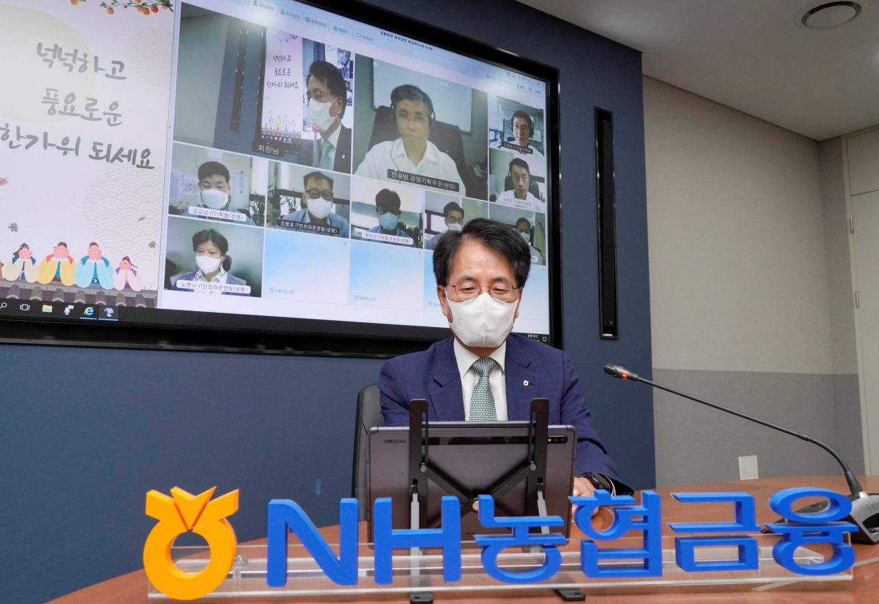 14일 서울 중구 소재 NH농협금융지주 본사 회의실에서 손병환 농협금융 회장이 추석 연휴를 앞두고 농협생명 전산센터 운영상황을 점검하고 관련 직원들을 격려하고 있다.