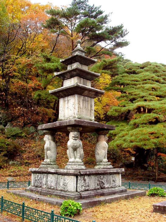 국보 35호인 화엄사 사사자삼층석탑.