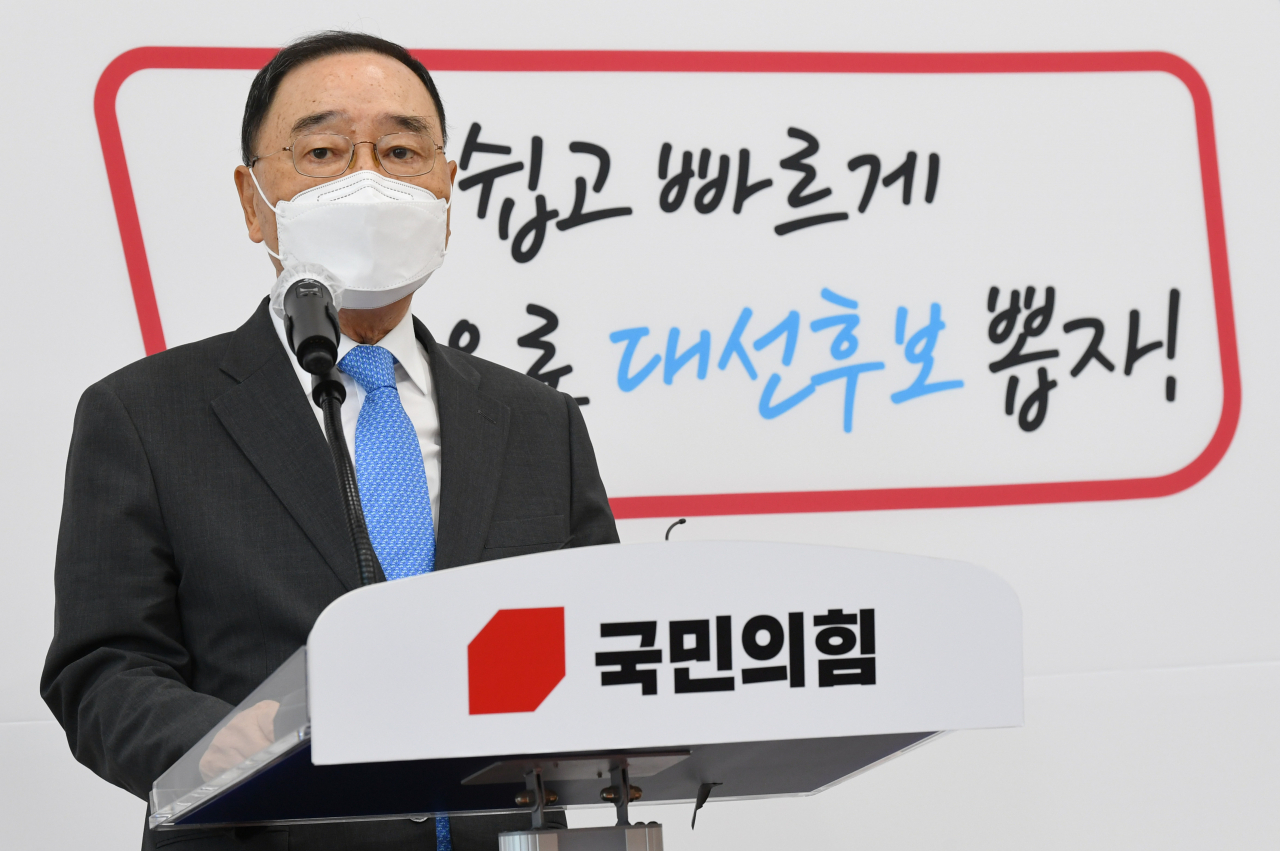 정홍원 국민의힘 선거관리위원장이 15일 국회에서 대선 경선 1차 예비경선(컷오프) 결과 발표를 하고 있다. 이날 1차 예비경선에서 안상수, 원희룡, 유승민, 윤석열, 최재형, 하태경, 홍준표, 황교안 후보 등 8명이 통과됐다. [연합]