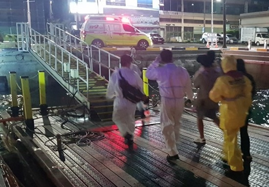 15일 새벽 여수 대경도에 사는 7살 어린이 응급환자를 해경이 긴급 이송하고 있다. [여수해경 제공]