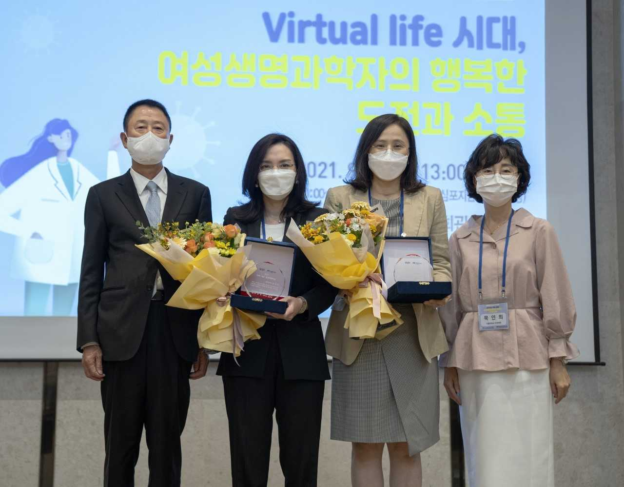 (왼쪽부터) 김병묵 한국콜마홀딩스 대표와 정은지 연세대 교수, 심상희 서울대 교수, 묵인희 여성생명과학포럼 회장이 지난 14일 서울대학교 호암교수회관에서 열린 WBF-석오 생명과학자상 시상식에서 사진촬영을 하고 있다.[한국콜마홀딩스 제공]