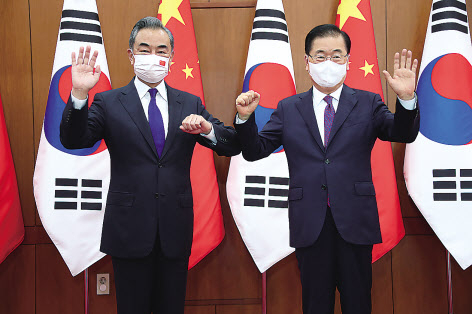 정의용 외교부 장관(오른쪽)과 왕이(王毅) 중국 외교담당 국무위원 겸 외교부장이 15일 오전 서울 종로구 외교부 청사에서 열린 한중 외교장관회담에 앞서 기념 촬영을 하고 있다. [연합]