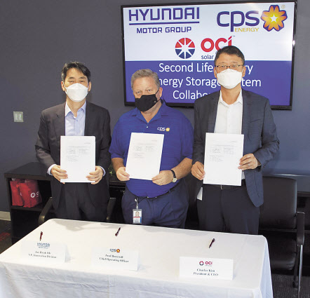현대차그룹과 OCI는 14일(현지시간) 미국 텍사스주 샌안토니오시 OCI솔라파워 본사에서 CPS에너지와 함께 ‘전기차 배터리 재사용 ESS 구축 및 전력 시스템 연계 실증사업 MOU’를 체결했다. 왼쪽부터 오재혁 현대차 에너지신사업추진실 상무, 프레드 본웰 CPS에너지 최고운영책임자(COO), 김청호 OCI솔라파워 사장이 MOU 체결 뒤 기념사진을 촬영하고 있다. [현대차·OCI 제공]