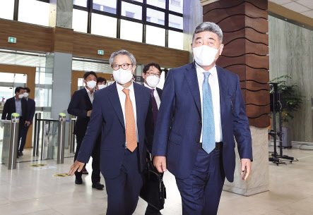 이스타항공의 새 주인이 된 ㈜성정이 인수의지와 능력을 확인하기 위해 잔금을 조기에 납입할 것을 검토하고 있다. 형남순(오른쪽) ㈜성정 회장과 정재섭 이스타항공 공동관리인이 지난 6월 24일 오후 이스타항공과 성정의 인수합병 투자계약 체결을 위해 서울 서초구 서울회생법원으로 들어서고 있다. [연합]