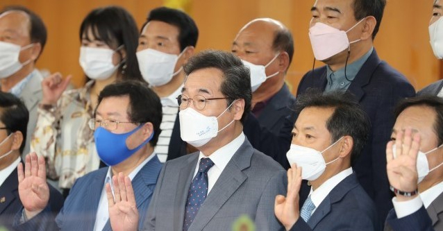 더불어민주당 대선주자인 이낙연 전 대표가 15일 오전 전북도의회 의총 회의실에서 열린 '이낙연 캠프 전북 현장 회의'에서 참석자들과 기념촬영을 하고 있다. [연합]