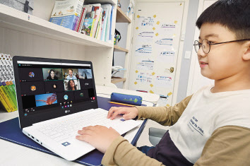 LG전자가 네이버 교육 플랫폼 웨일 스페이스를 탑재한 웨일북을 출시한다고 15일 밝혔다. 모델이 LG 웨일북으로 비대면 학습을 하고 있다. [LG전자 제공]