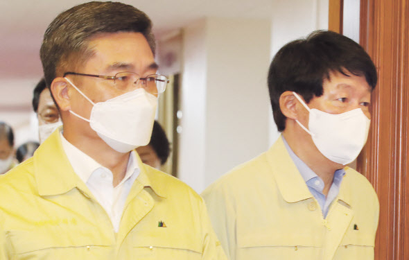 안경덕 고용노동부 장관과 국내 주요 IT 업체 대표들은 15일 서울 중구 프레지던트 호텔에서 주요 IT 기업 CEO 회의에서 만나 하반기 일자리 확대에 대한 공감대를 형성했다. 사진은 전날 오전 서울 종로구 정부서울청사에서 열린 국무회의에 참석하고 있는 안경덕(오른쪽) 고용노동부 장관과 서욱 국방부 장관. [연합]