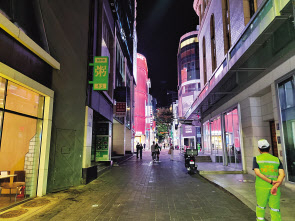 지난 14일 오후 7시 명동 거리. 폐점한 매장들로 인해 불이 켜지지 않아 거리가 어둡다.