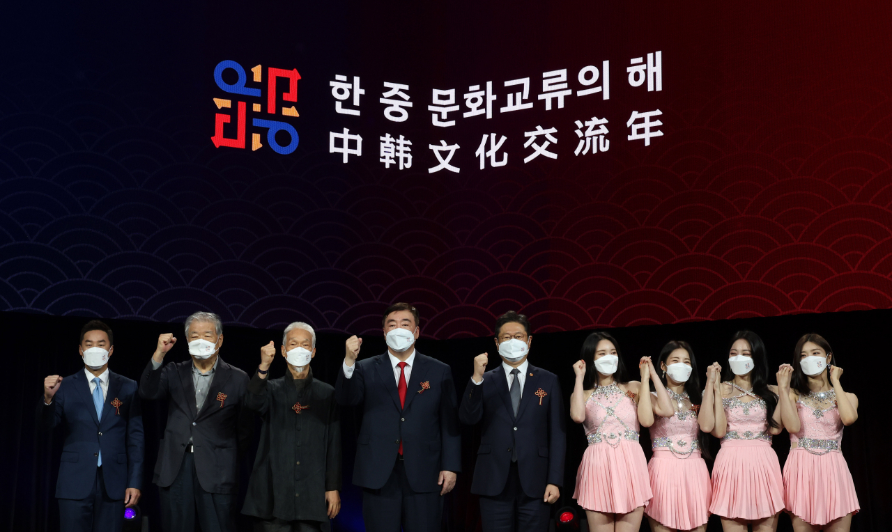 황희 문화체육관광부 장관(브레이브걸스 바로 옆쪽)이 2021-2022 한중 문화교류의 해 개막식에서 홍보대사와 기념촬영을 하고 있다. [문체부 제공]