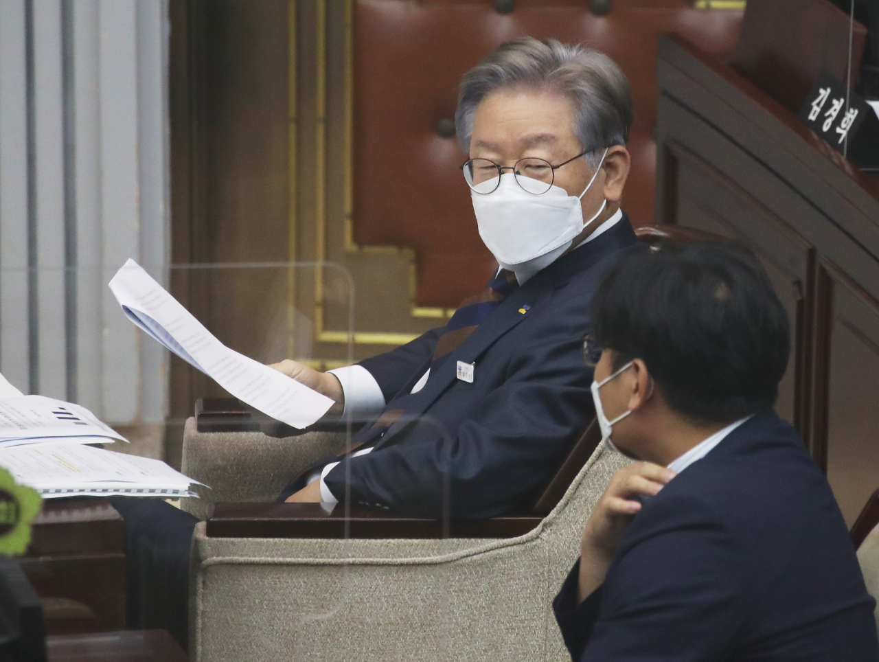 이재명 경기도지사가 15일 경기도 수원시 경기도의회에서 열린 제354회 임시회 제4차 본회의에서 의원들과 이야기를 나누고 있다. [연합]