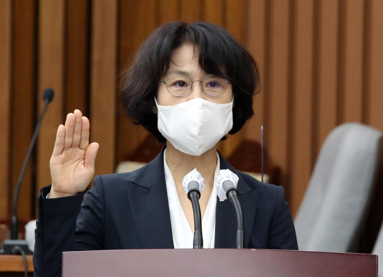 오경미 대법관 후보자가 15일 국회에서 열린 인사청문회에 참석, 선서를 하고 있다. 이상섭 기자