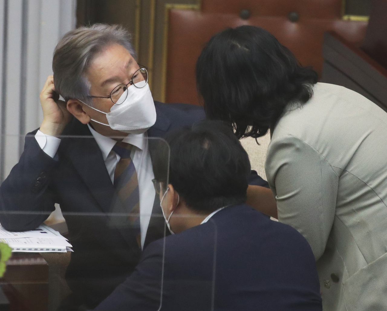 이재명 경기도지사가 15일 오전 경기도 수원시 경기도의회에서 열린 제354회 임시회 제4차 본회의에서 의원들과 이야기를 나누고 있다. [연합]