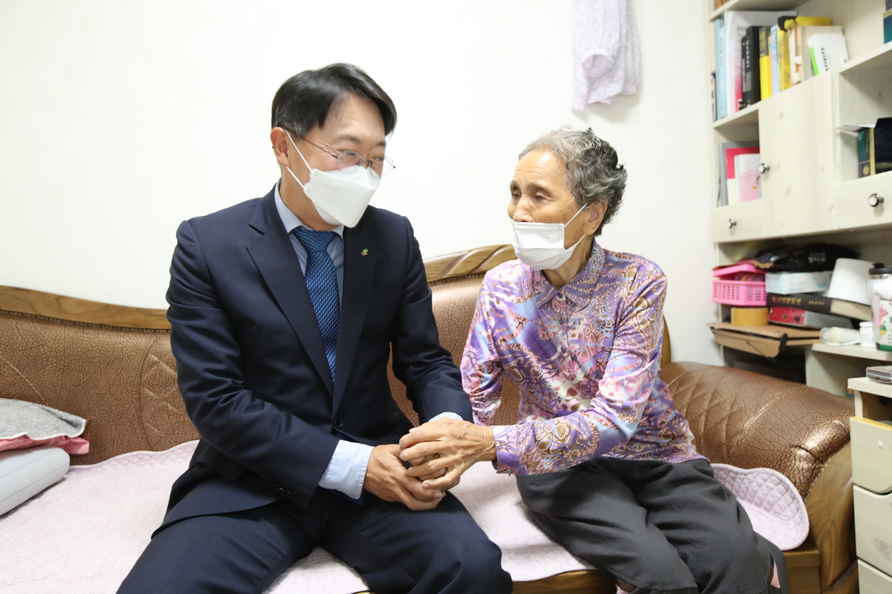 LH 김현준 사장(사진 왼쪽)이 영구임대주택 입주 어르신(오른쪽)에게 지역 농산물과 송편을 전달하고 인사를 나누고 있다. [LH 제공]