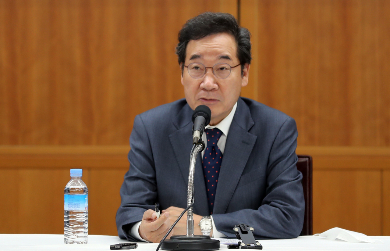 더불어민주당 대선주자인 이낙연 전 대표가 15일 오전 전북도의회 의총 회의실에서 열린 '이낙연 캠프 전북 현장 회의'에서 발언하고 있다. [연합]