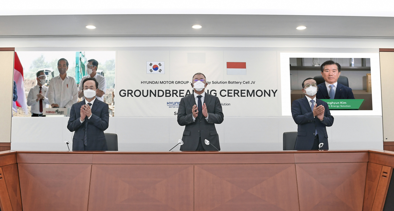 인도네시아에서 진행된 배터리셀 합작공장 기공식 행사 중 인도네시아 조코 위도도 대통령(왼쪽 상단 화면)이 착공 버튼을 누르고 있다. 현대차그룹 정의선 회장(앞줄 가운데), 현대차그룹 김걸 사장(앞줄 왼쪽), 현대모비스 조성환 사장(앞줄 오른쪽)이 현대차그룹 양재동 사옥 회의실에서 온라인 화상 연결을 통해 함께 축하하고 있다. LG에너지솔루션 김종현 사장(오른쪽 상단 화면)도 화상 연결을 통해 참석했다. [현대차그룹 제공]