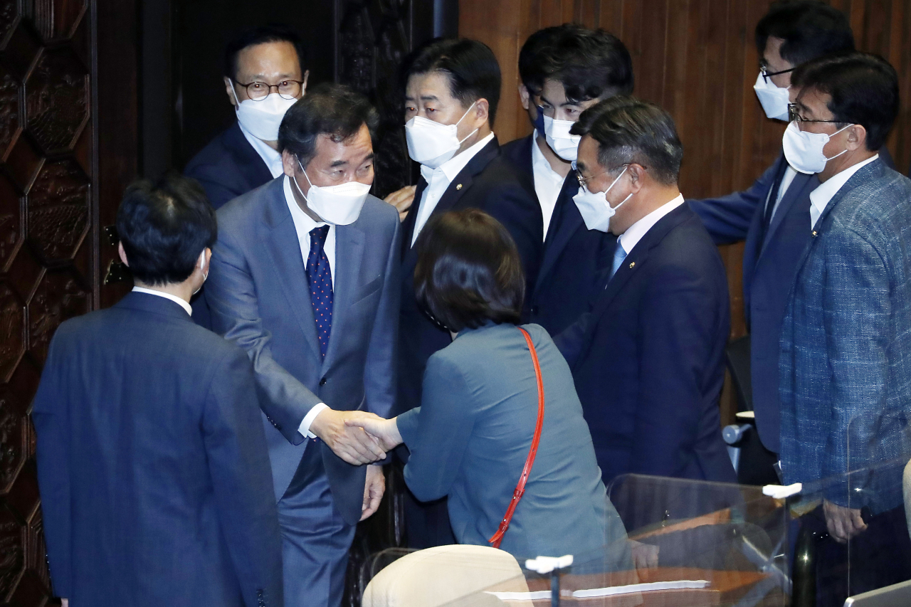 더불어민주당 이낙연 대선 경선 후보가 15일 국회 본회의에서 자신의 사직안이 가결된 뒤 동료 의원들과 인사하고 있다. 연합뉴스