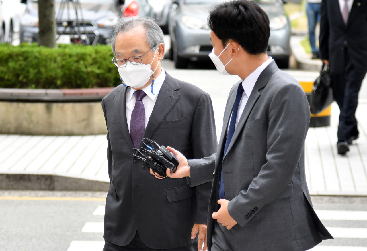 강제추행치상 혐의로 기소된 오거돈 전 부산시장이 지난 6월 29일 오전 부산 연제구 부산지방법원에서 열린 선고공판에 출석하고 있다. [연합]