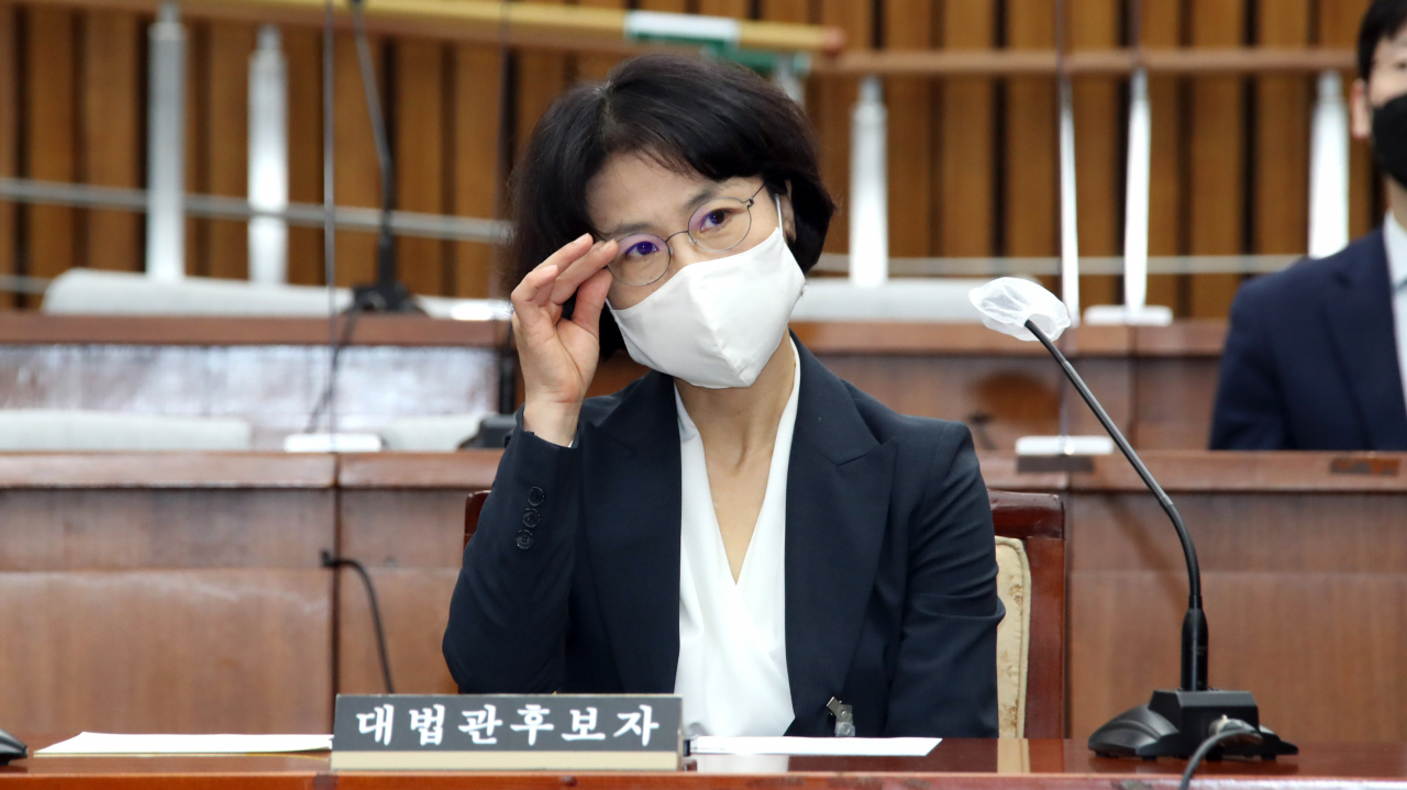오경미 대법관 후보자가 15일 국회에서 열린 인사청문회에서 안경을 고쳐쓰고 있다. [연합]