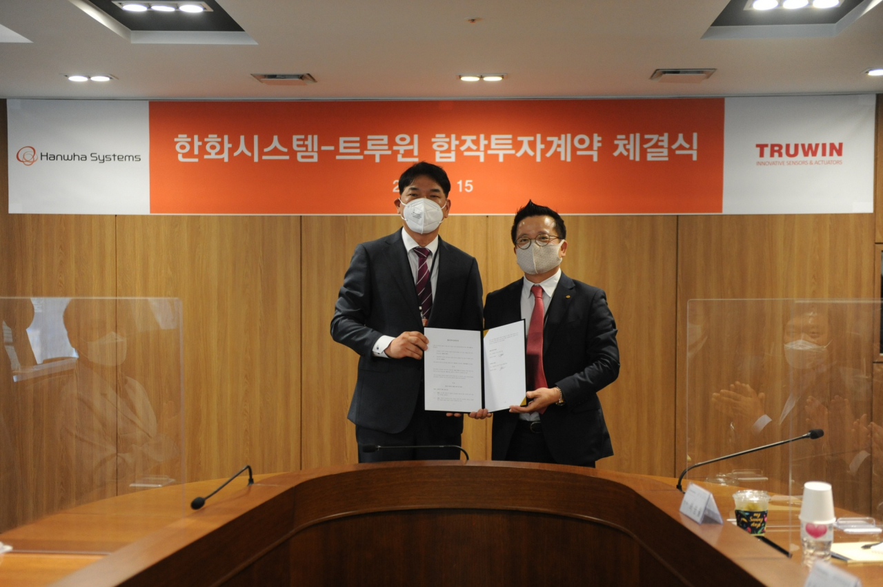 한화시스템은 15일 서울 중구 장교동 한화빌딩에서 트루윈과 '적외선(IR) 센서와 차량 부품용 센서의 개발·제조를 위한 합작법인(JV) 및 생산설비에 관한 합작투자 계약'을 체결했다. 사진은 어성철 한화시스템 대표이사(오른쪽)와 남용현 트루윈 대표. [한화시스템 제공]