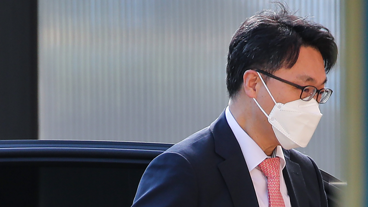 고위공직자 범죄수사처가 '고발사주 의혹'과 관련 윤석열 전 검찰총장을 공식소환할지 관심이 집중되고 있다. 사진은 김진욱 공수처장이 15일 오전 정부과천청사 내 공수처 청사로 출근하고 있는 모습. [연합]