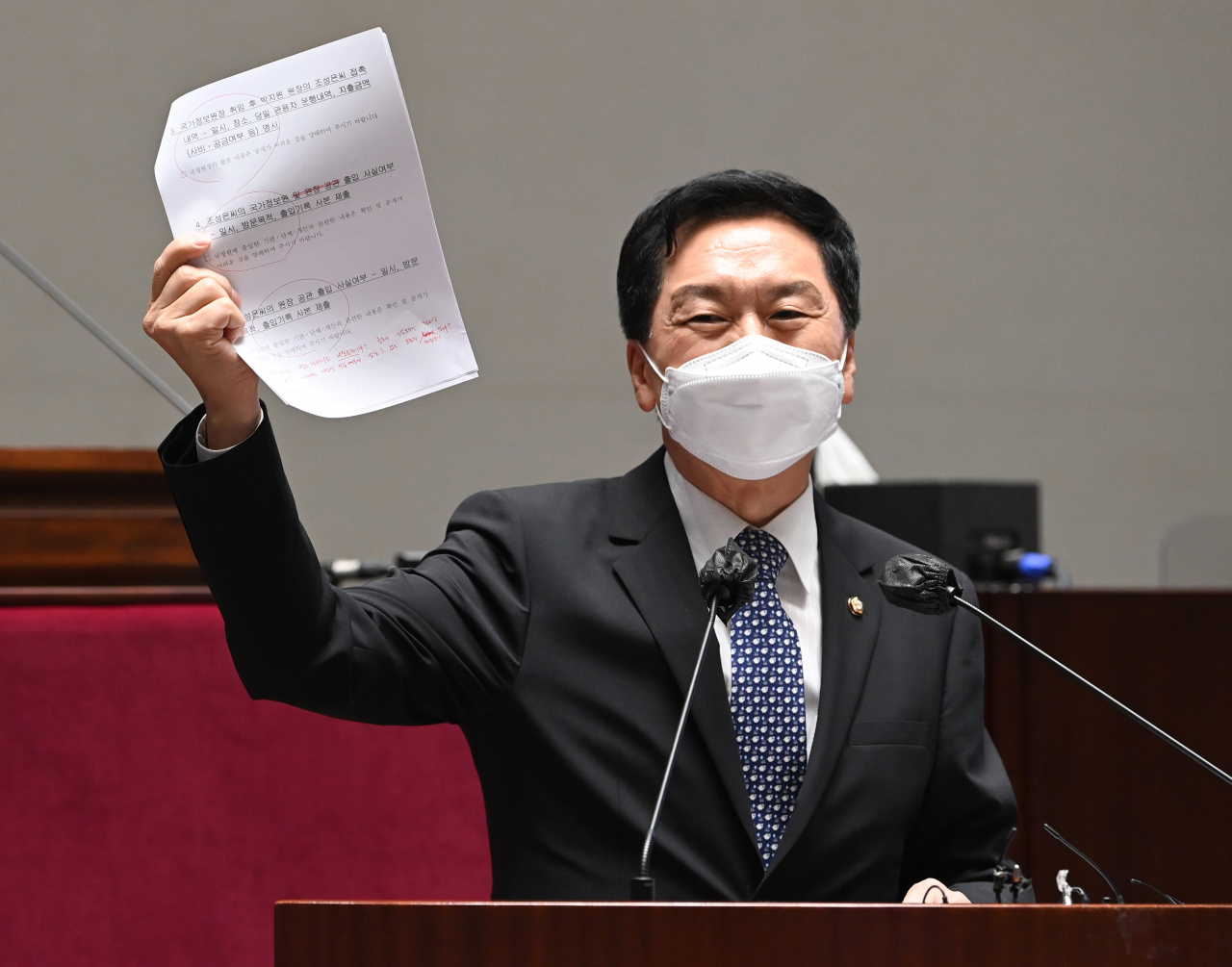 김기현 국민의힘 원내대표가 15일 서울 여의도 국회에서 열린 현안 관련 긴급보고에서 발언을 하고 있다. 김 원내대표는 조성은씨 관련 국가정보원의 답변에 대해 비판을 했다. [연합]