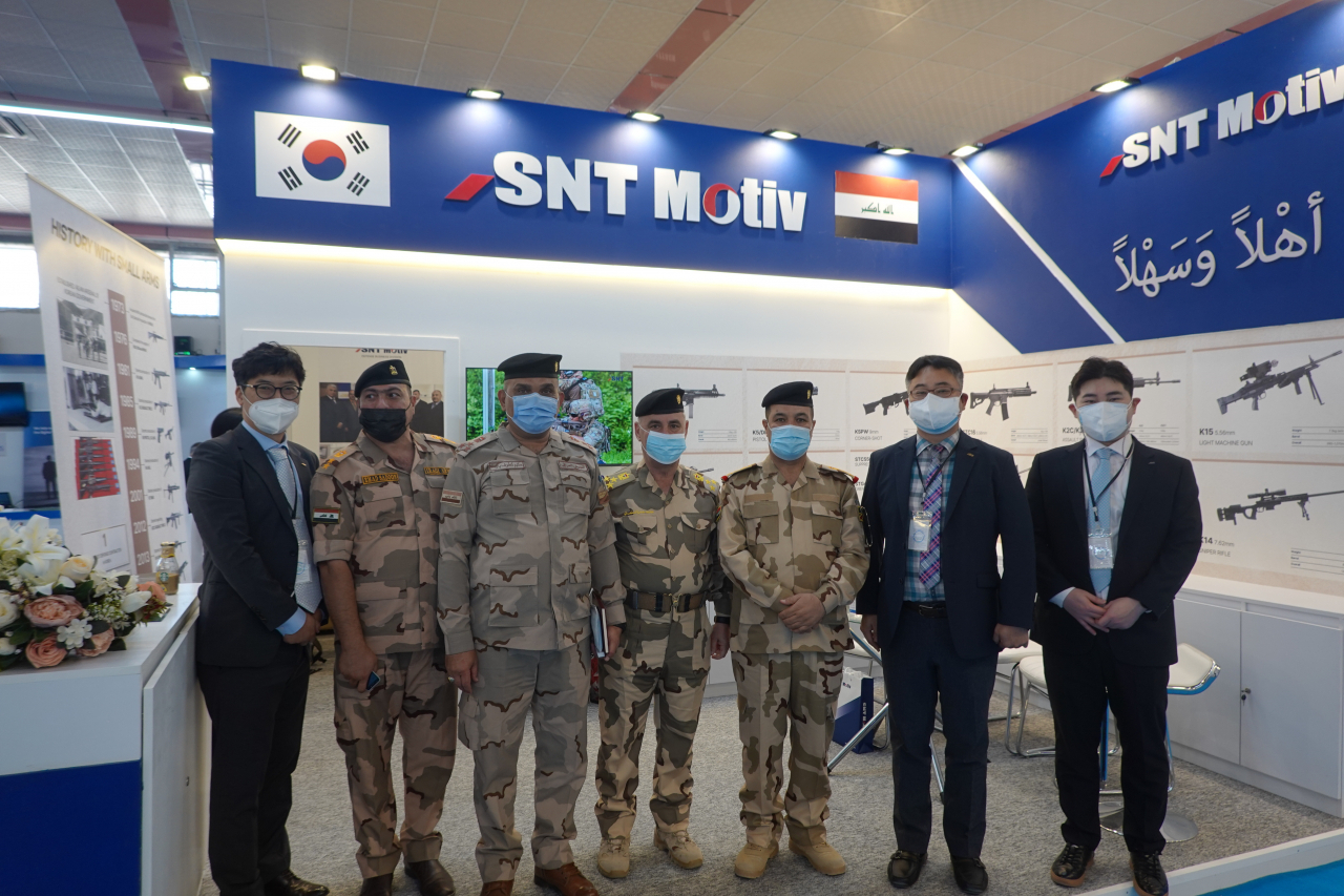 SNT모티브 특수사업본부 직원들과 이라크 국방부 관계자들이 소총 관련 미팅 후 기념촬영을 했다. [SNT모티브 제공]