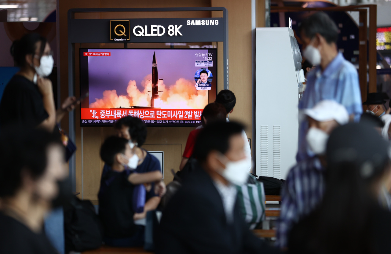 Citizens watch a news report on North Korea's missile launch at the Seoul Station in central Seoul on Wednesday. (Yonhap)