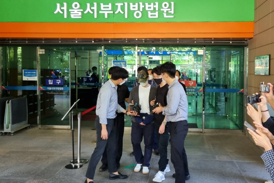 서울 마포구의 한 오피스텔에서 자신과 말다툼을 하던 여자친구를 폭행해 숨지게 한 30대 남성이 지난 9월 15일 서울서부지법에서 구속 전 피의자 심문(영장실질심사)을 마친 뒤 법정에서 나오고 있다. [연합]