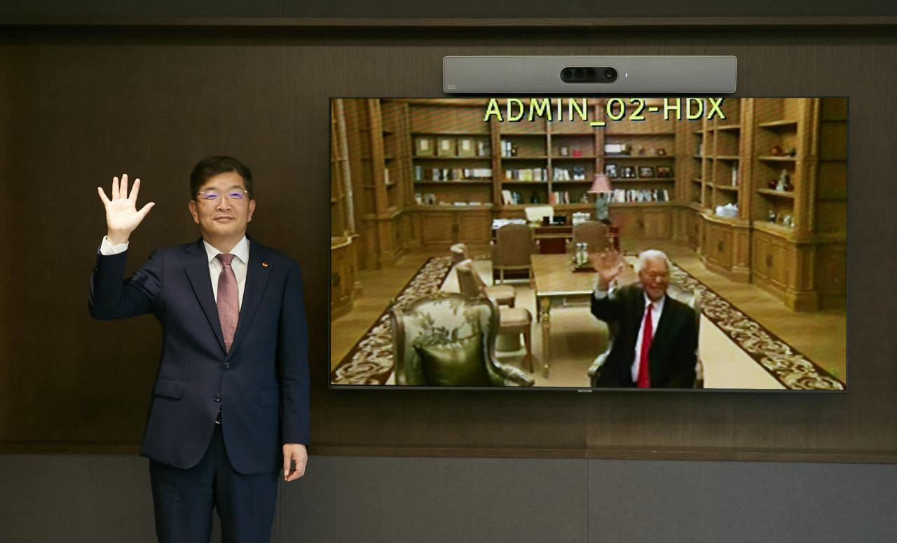 나경수 SK지오센트릭 사장(왼쪽)은 15일 인도네시아 제지기업 APP그룹과 친환경 종이 포장재 개발 협력을 위한 MOU를 체결했다. 오른쪽 화면 속 인물은 황즈위엔(黄志源) APP그룹 회장. [SK이노베이션 제공]