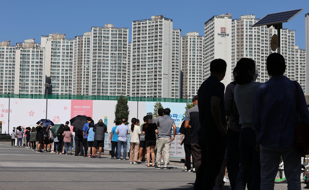 15일 오전 서울 송파구 올림픽공원 임시선별검사소에서 시민들이 코로나19 검사를 받기 위해 대기하고 있다.[연합]