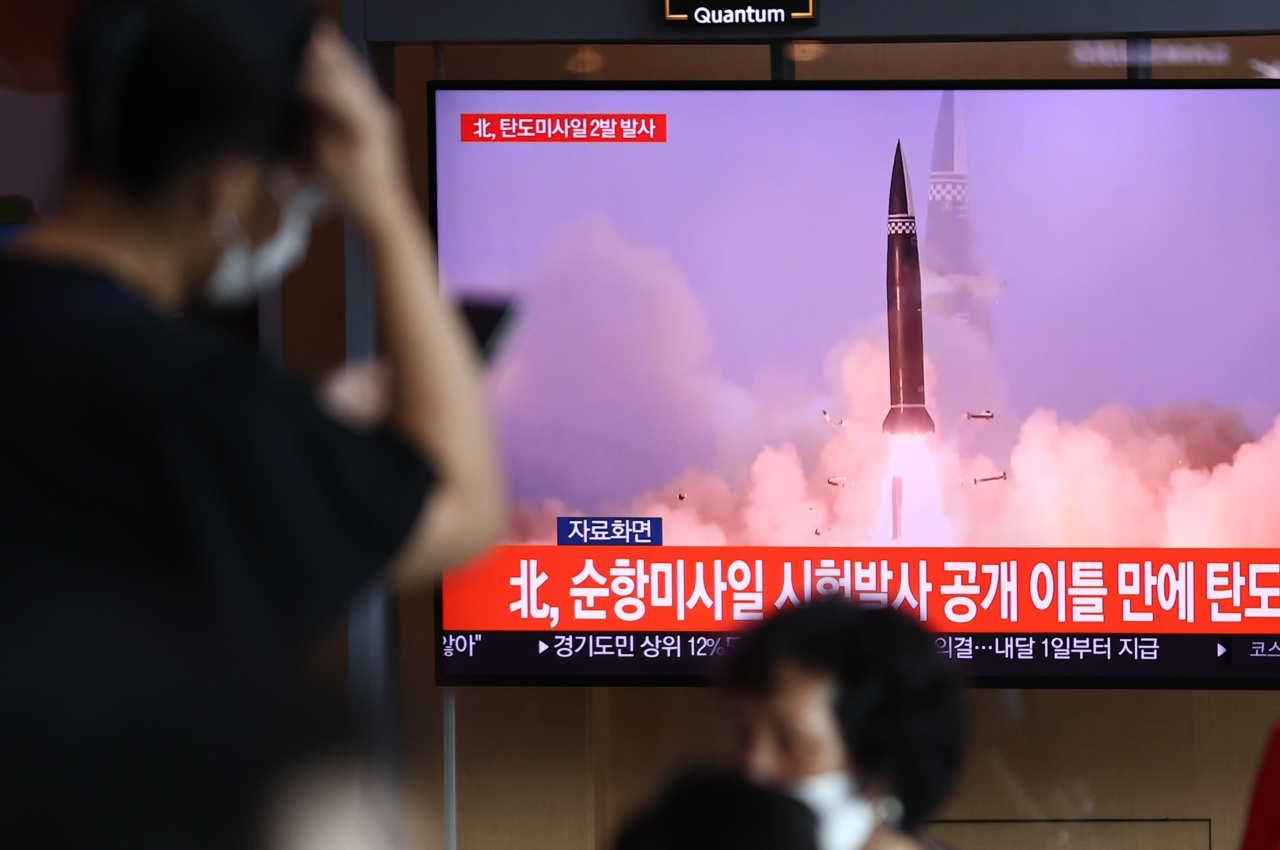 Citizens watch a news report on North Korea's missile launch at Seoul Station in central Seoul on Wednesday. (Yonhap)