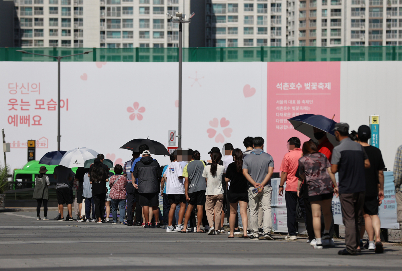 15일 오전 서울 송파구 올림픽공원 임시선별검사소에서 시민들이 코로나19 검사를 받기 위해 대기하고 있다. 중앙방역대책본부는 이날 0시 기준 신규 확진자가 2천80명 늘어 누적 27만7천989명이라고 밝혔다. 재확산세를 보이는 서울 등 수도권은 코로나19 사태 이후 최다를 기록했고, 전체 지역발생에서 차지하는 비중도 다시 80%를 넘어섰다. [연합]