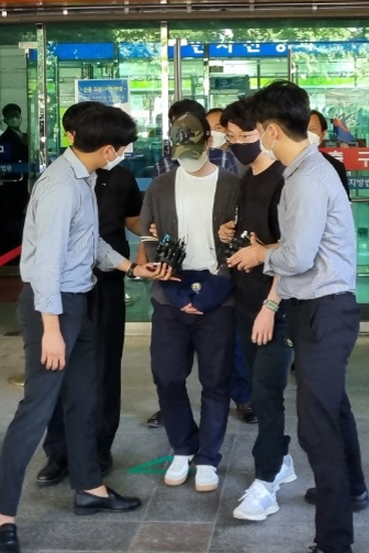 서울 마포구의 한 오피스텔에서 자신과 말다툼을 하던 여자친구를 폭행해 숨지게 한 30대 남성이 15일 서울서부지법에서 구속 전 피의자 심문(영장실질심사)을 마친 뒤 법정에서 나오고 있다. [연합]