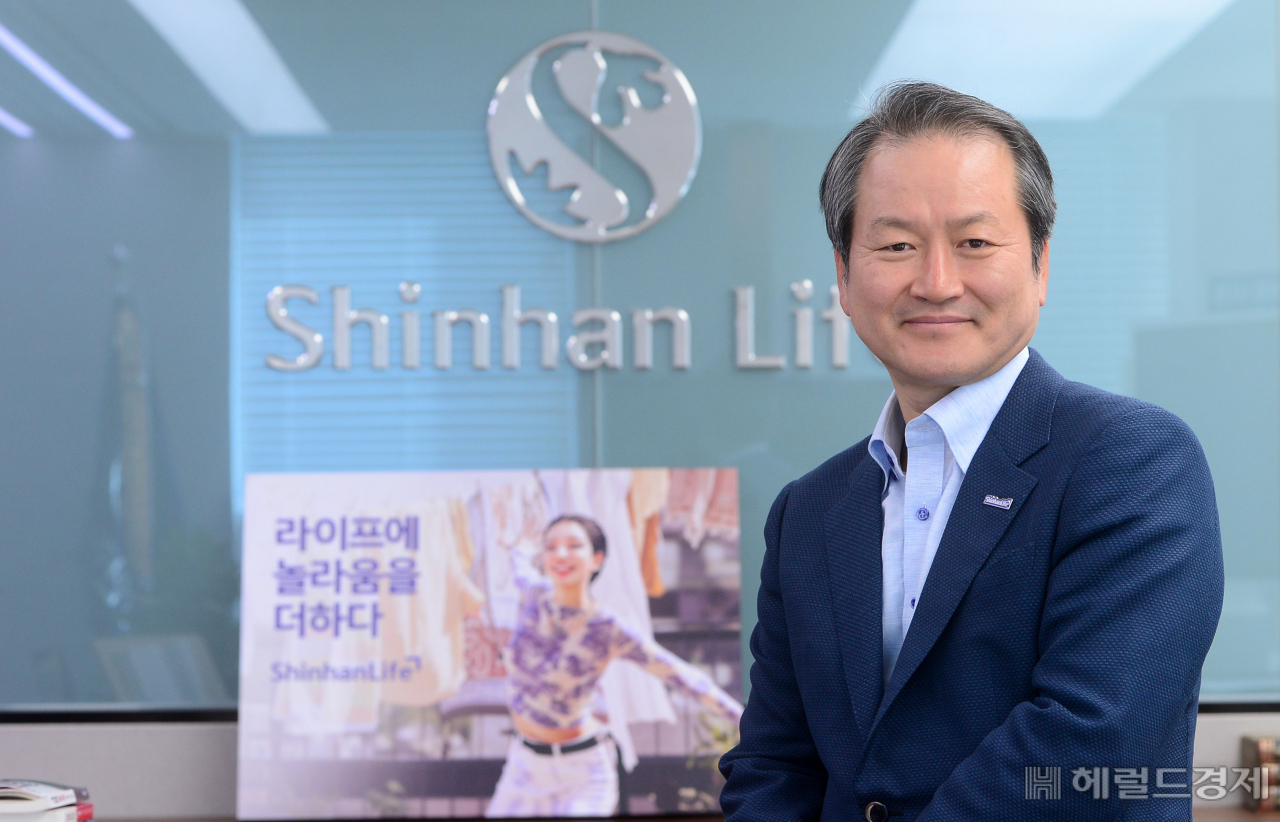 13일 오후 서울 중구 신한L타워에서 성대규 신한라이프 사장이 본지와 인터뷰를 하고 있다. 이상섭 기자